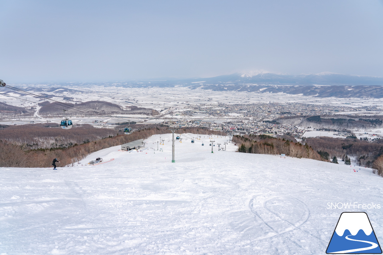 富良野スキー場｜2022-2023シーズンの『北の峰ゾーン』の営業は、3月21日（火・祝）まで。心ゆくまでロング滑走を楽しみましょう♪